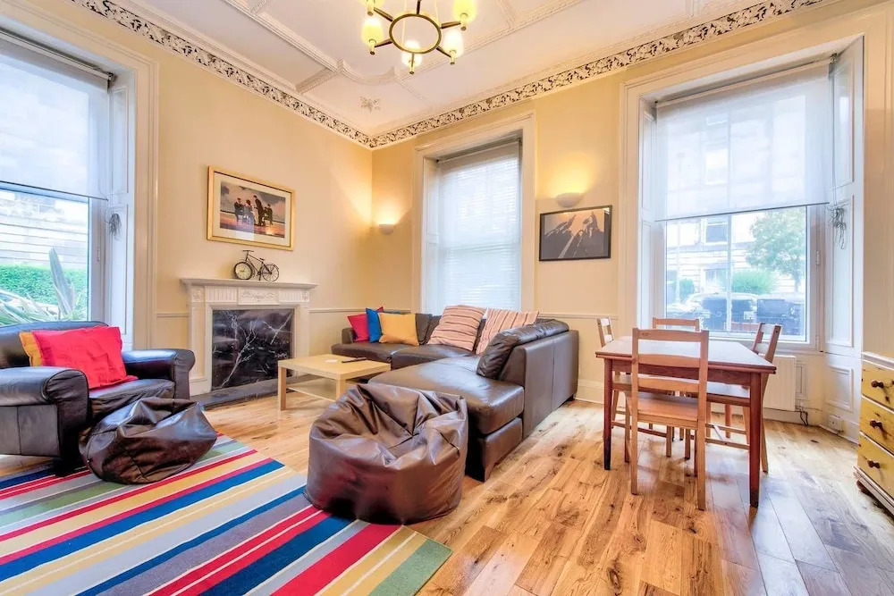 Intriguing 4-bedroom Main Door Apt Near Old Town