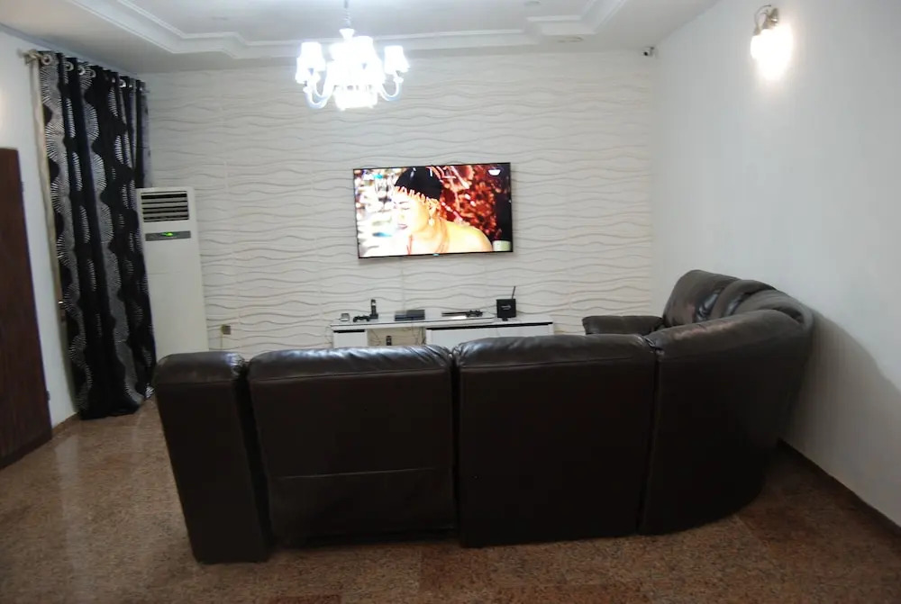 Kings Court Apartment