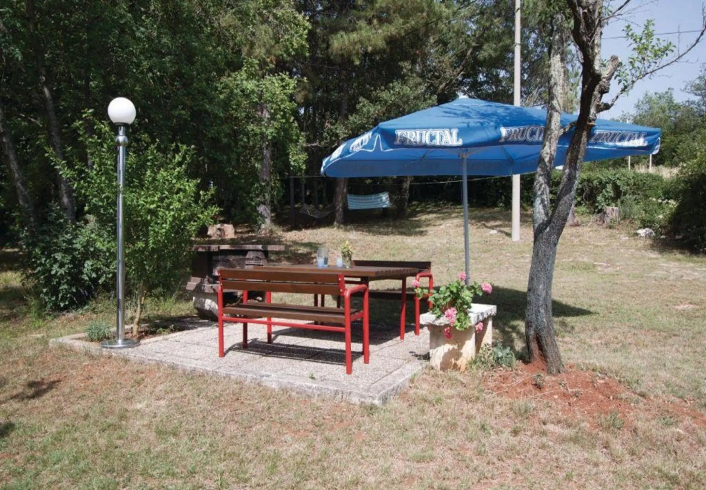 Bruno - Spacious Yard - A1