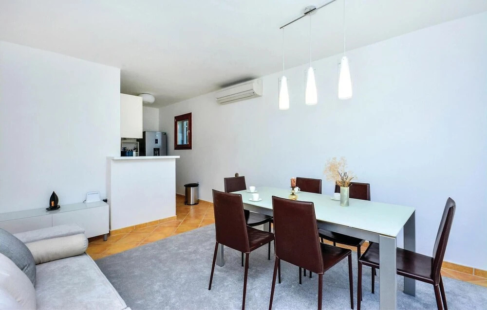 Nice Home In Zrnovnica