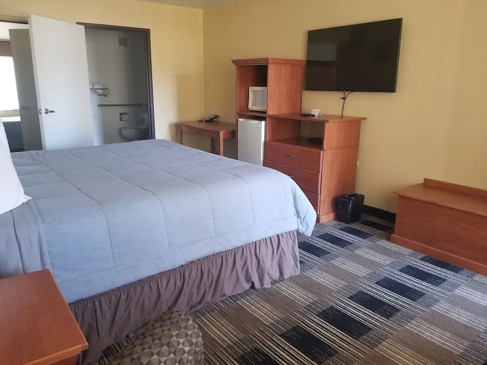 Oakridge Inn & Suites