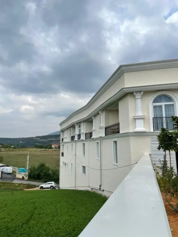 Leo Hotel