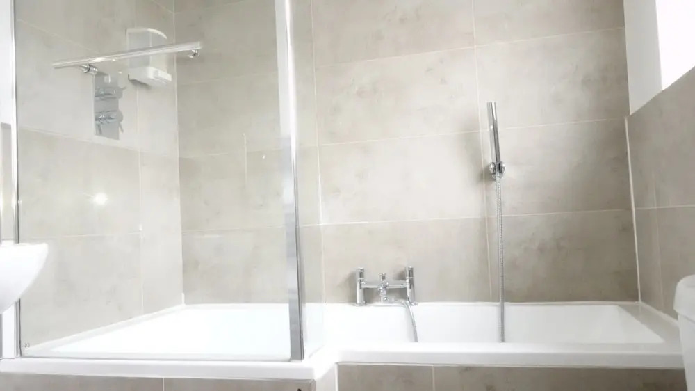 Private on suites- Private Bathroom every room-1 Bus to Heathrow Airport