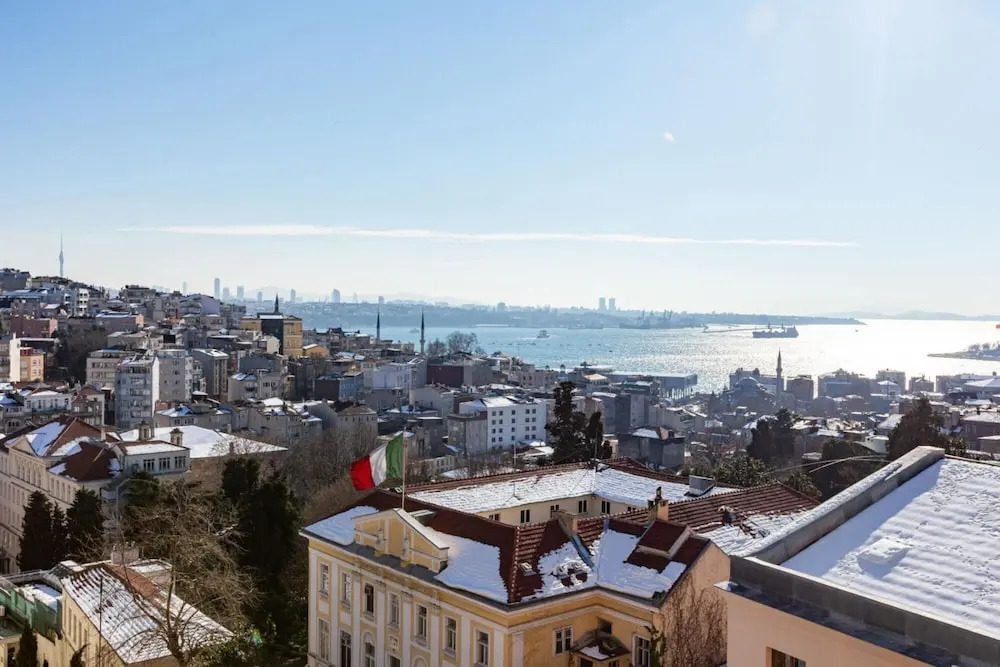 Flat With Balcony and Bosphorus View in Beyoglu