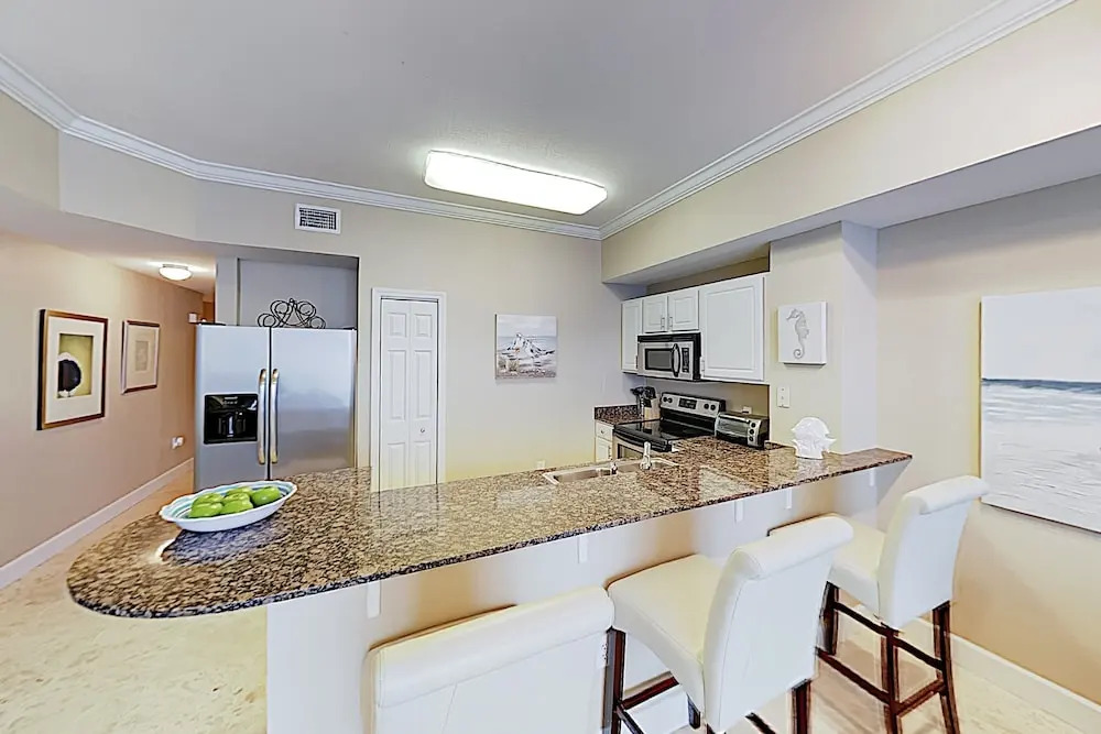 Impeccable Oceanfront W/ Pools & Huge Gym 1 Bedroom Condo