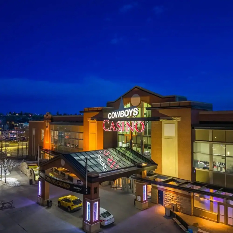 DT Upscale Corner Unit Tower Views Free Parking