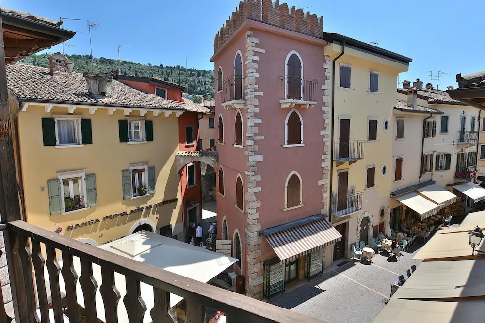 Pop Art Apartment - Sleeps 6 in Torri del Benaco Downtown