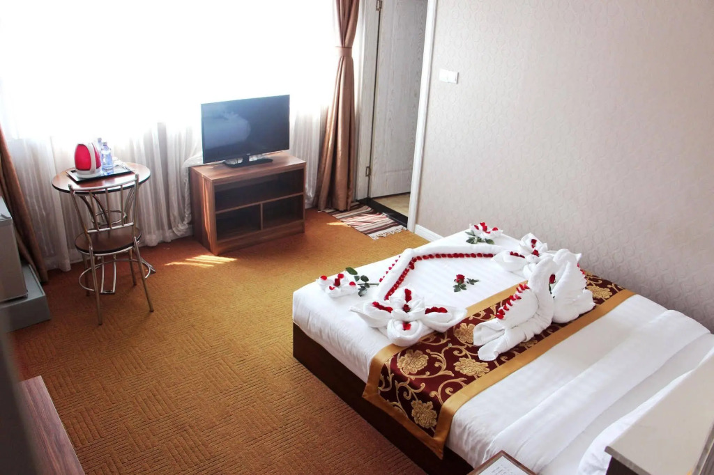 Sunny Holiday Hotel