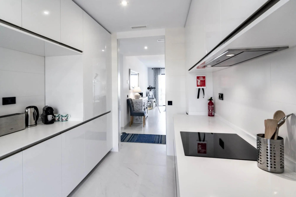 LAE23i- Apotel Estepona Hills by roomservices