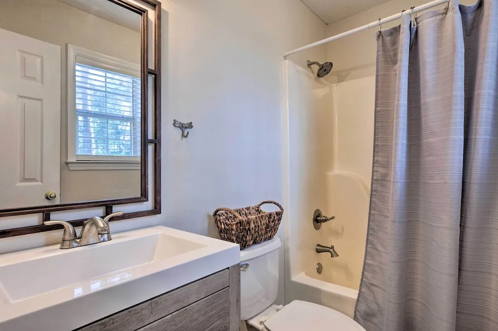 Charming Dauphin Island Home ~ 1 Mi to Beach!