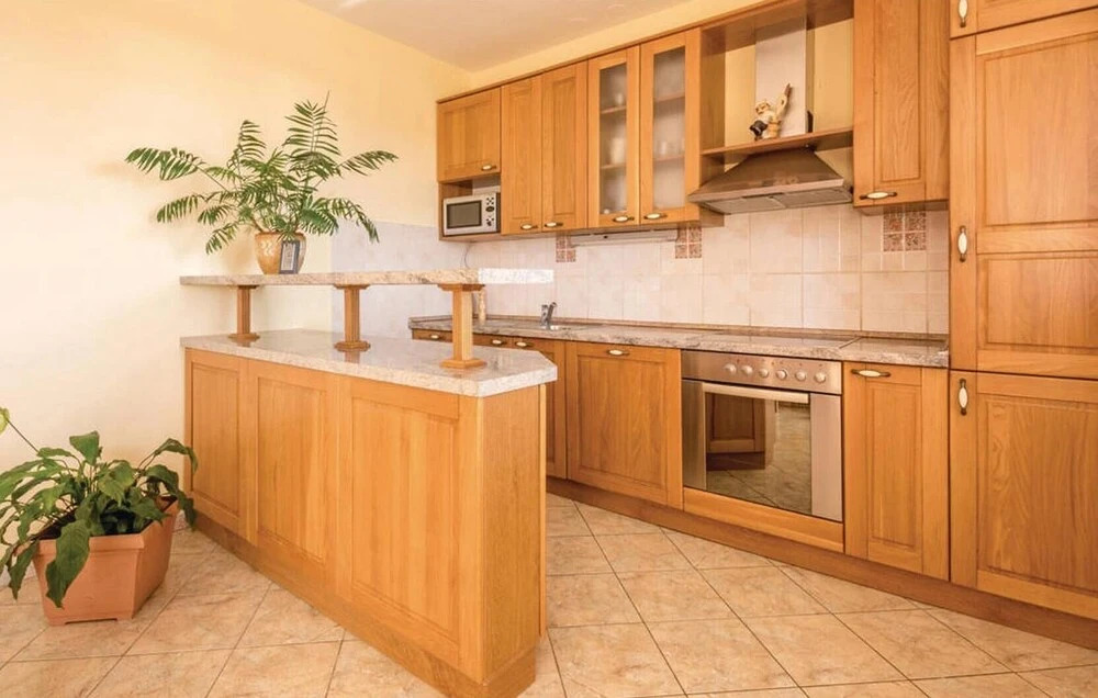 Nice Home in Kastel Luksic With Wifi and 6 Bedrooms
