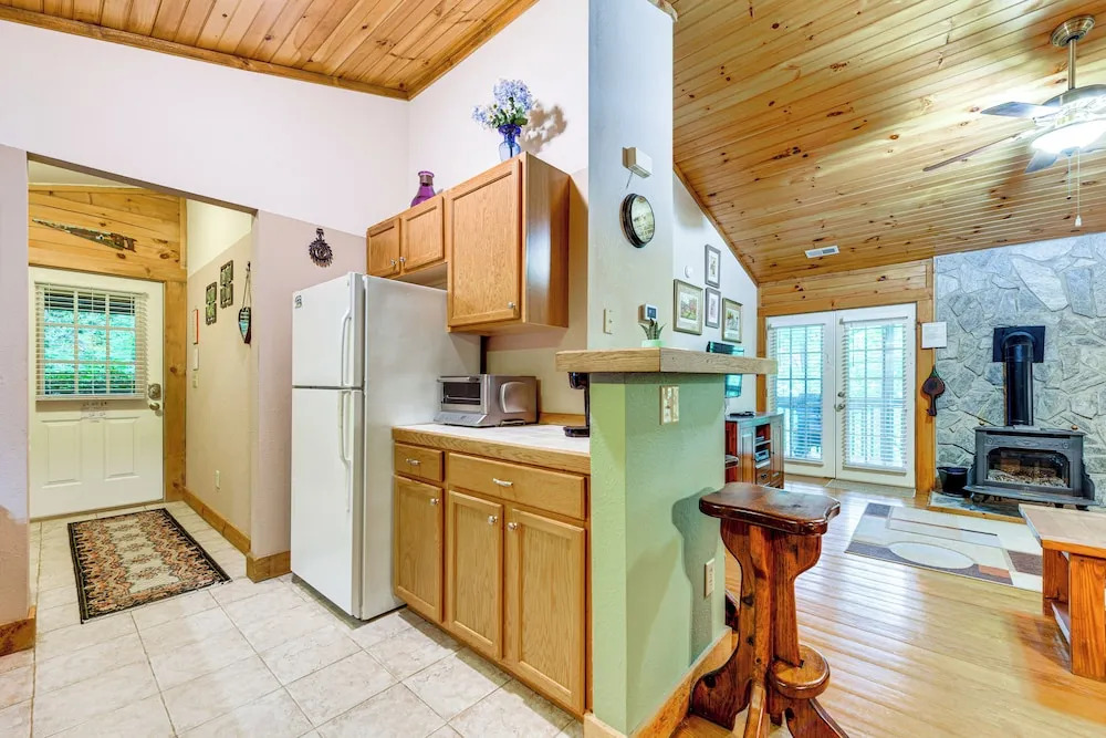 Serene Maggie Valley Retreat w/ Deck & Hot Tub!