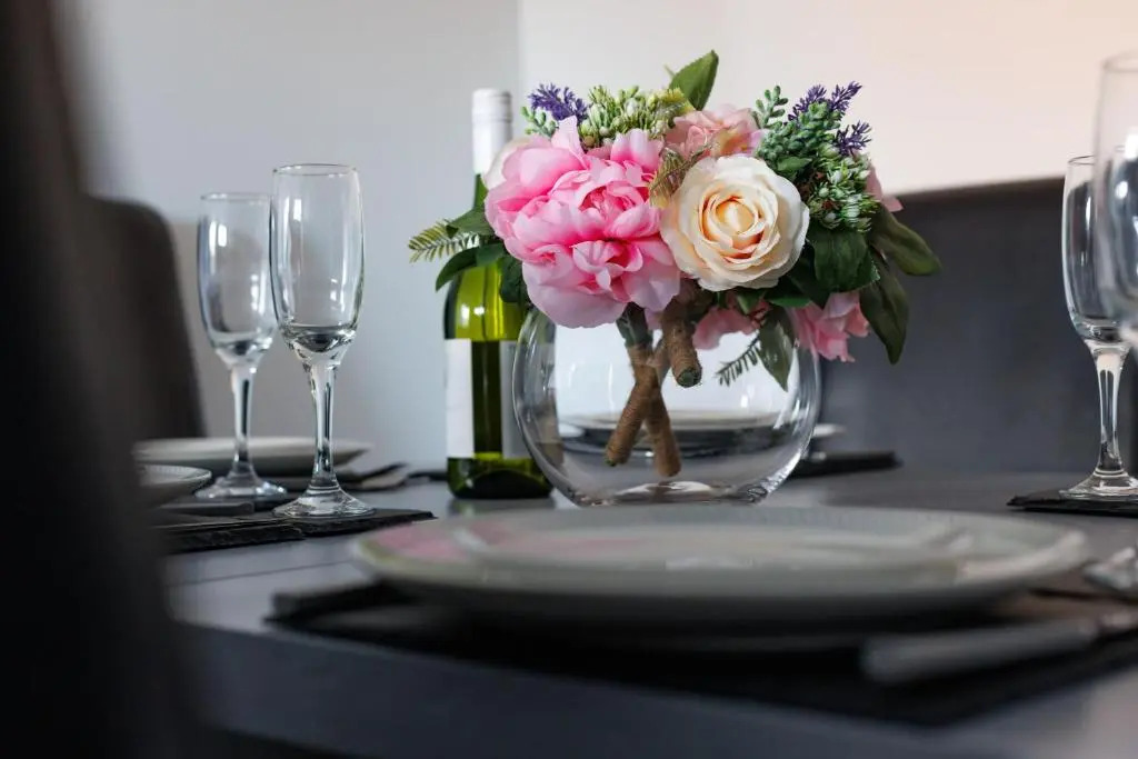 Air Host and Stay - Brand new 3 bedroom house sleeps 7 minutes from LFC and city centre ref27
