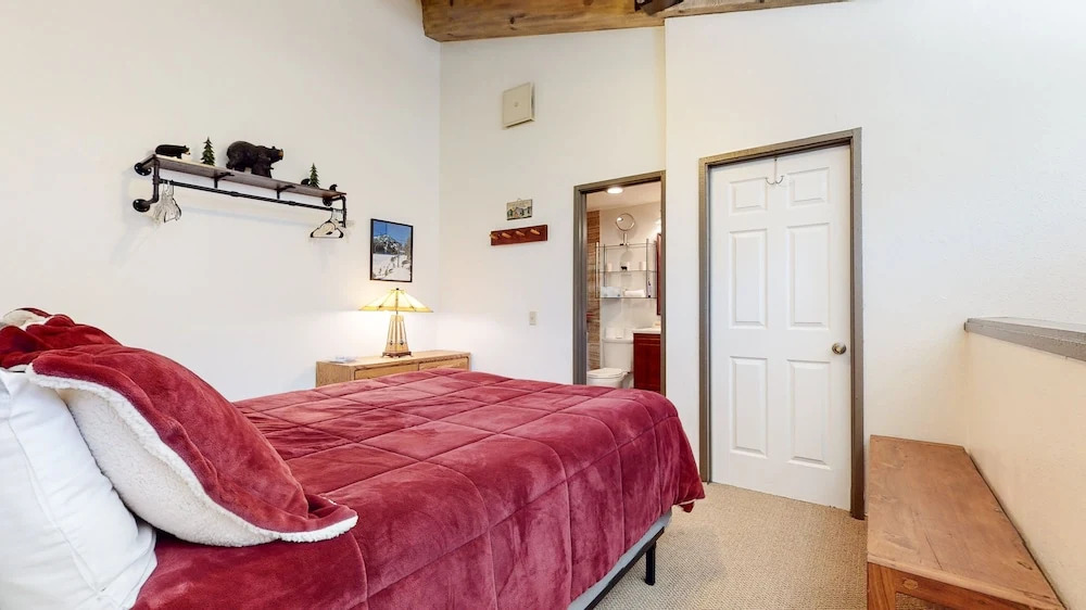 Escape to The Summit - Pool & HT Next Door