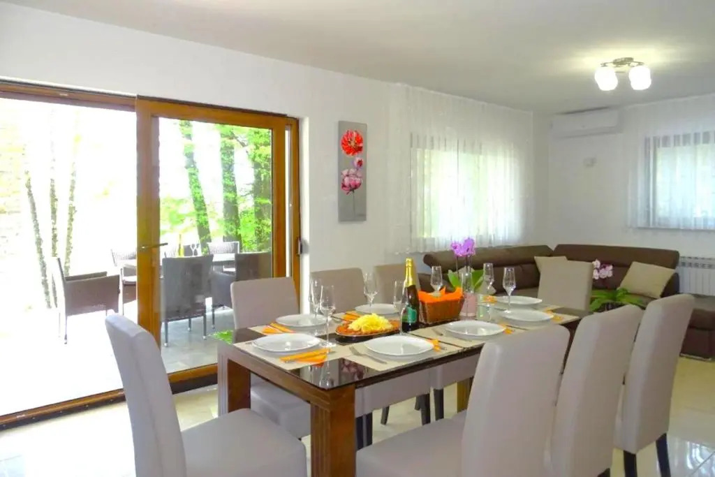 Kolpa Paradise Jacuzzi & Sauna - Happy Rentals
