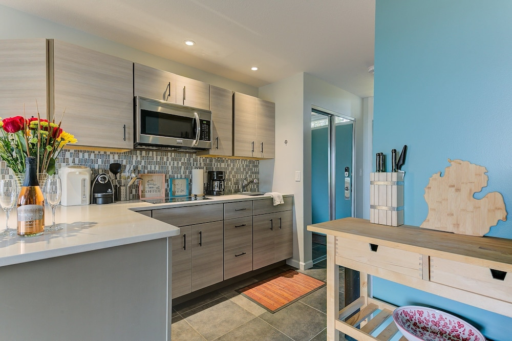 Cozy Aviation Style Lake View Condo at The Shores 5658