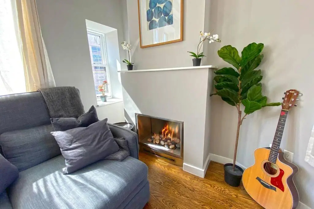 Beautiful 3 Bdrm 2 Bath Private Luxury Townhouse!