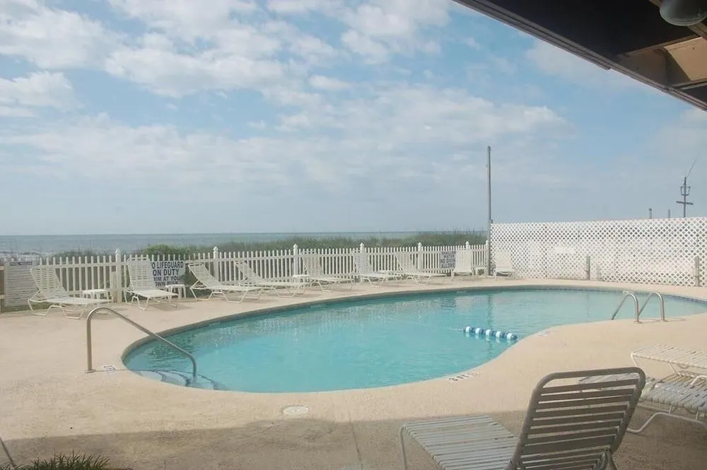 Crescent Beach Villas, Villa 207 - 2 Br Condo