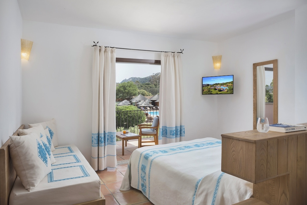 Hotel with swimming pool near Baja Sardinia