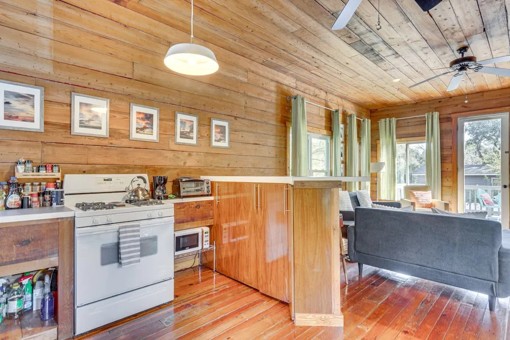 ‘The Bird House’ Lush Bungalow, Steps from Ocean