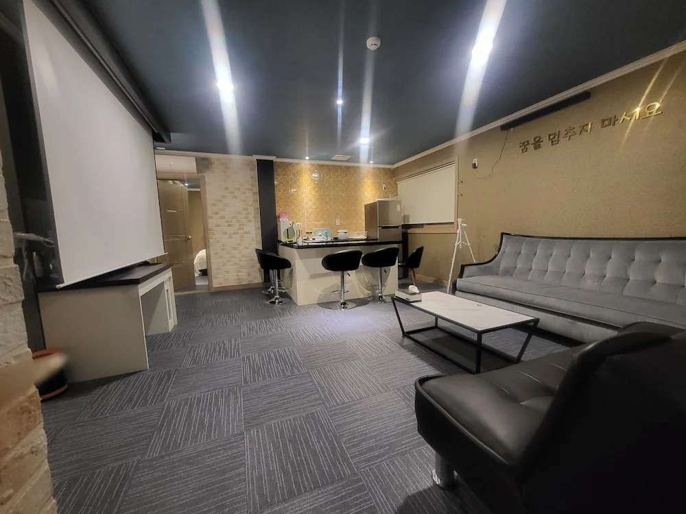 GoldenRoot Hotel in Gimhae
