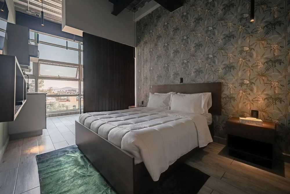 The Jungle Loft Tropical Comfort in a Centric Location With Kitchen