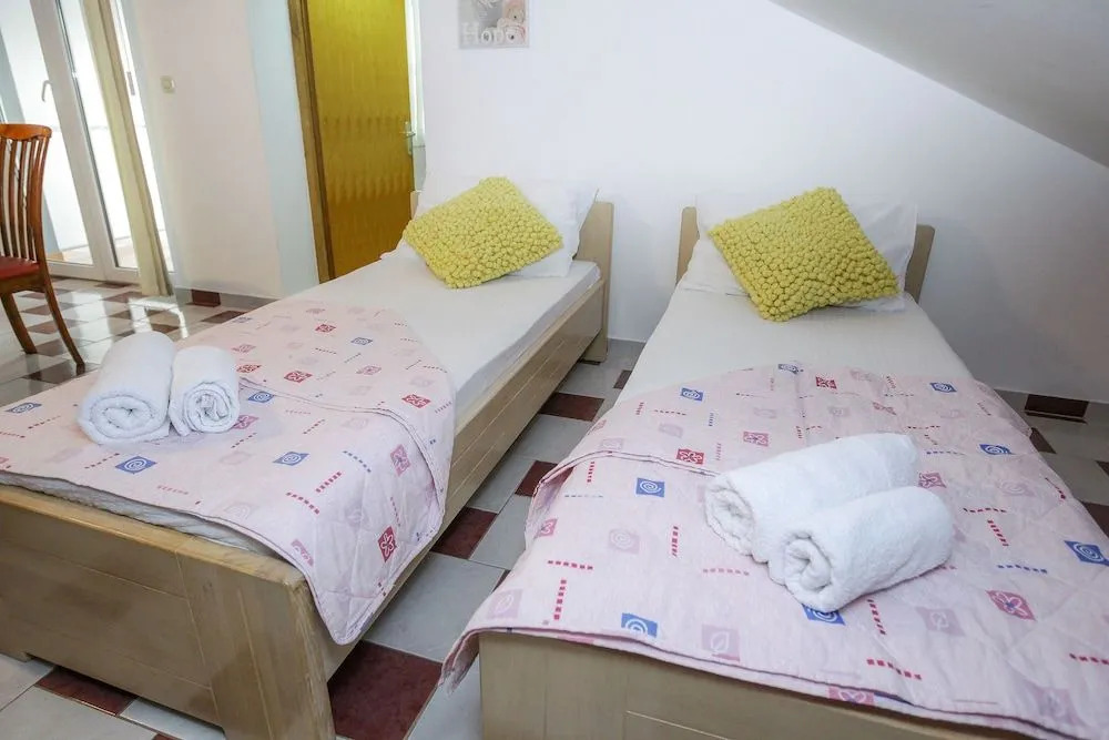 Lucky Luke Pool Apartments