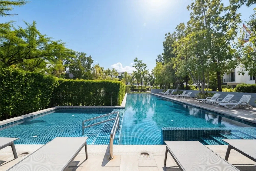 Awesome 3bd Townhouse with a patio