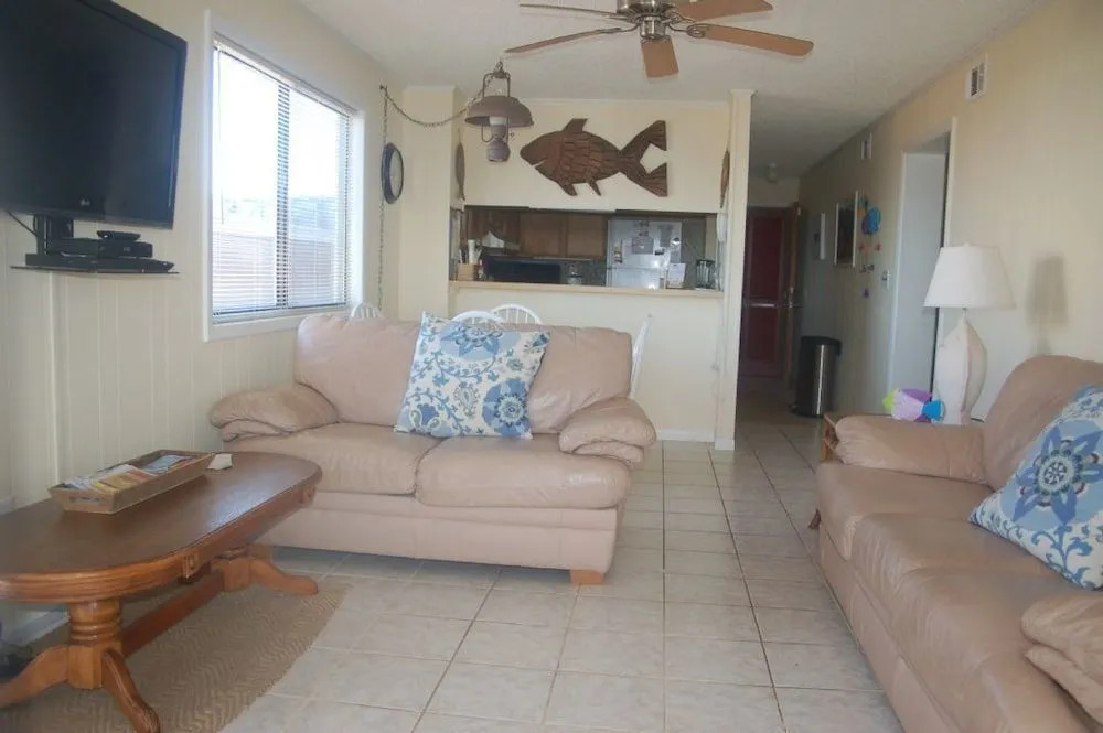 1068-201 Crescent Beach Villas - 2 Br Condo