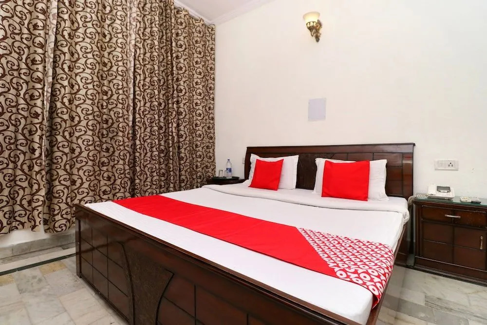 OYO 30237 Hotel Singh's 11