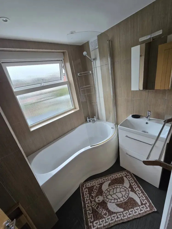 Spacious 4-bed House Close to LHR and London