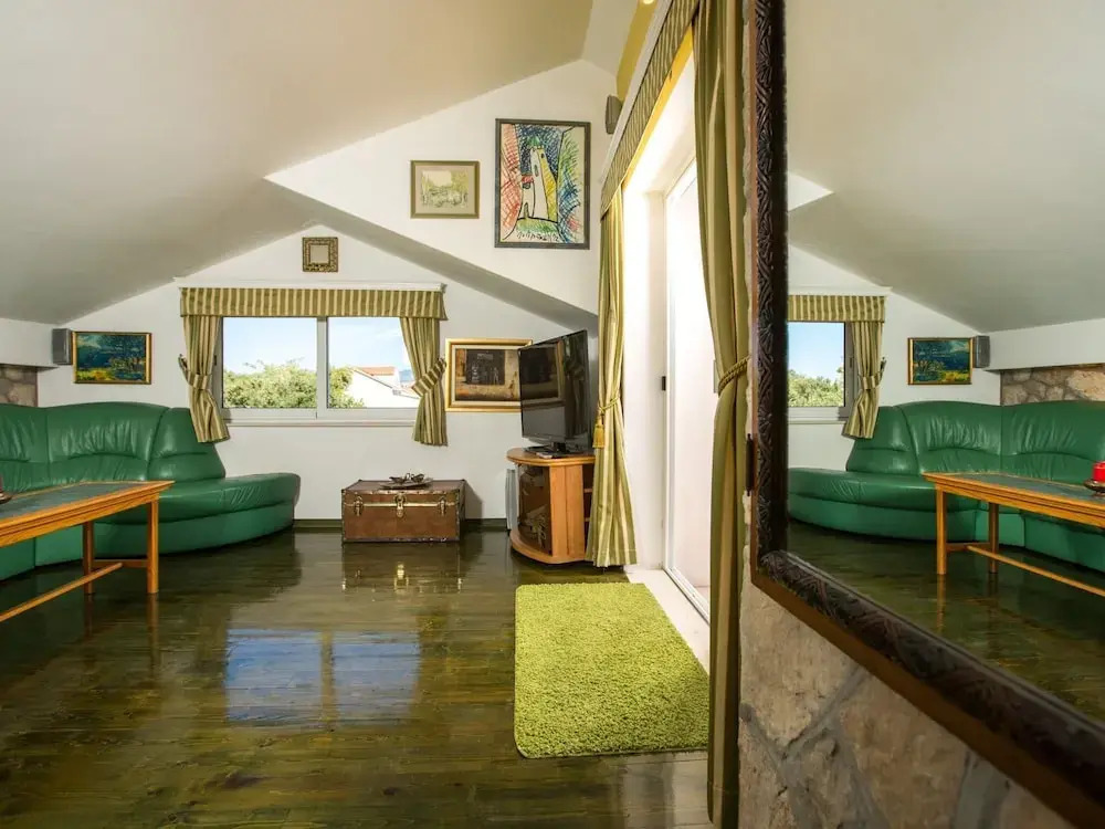 5 Bedroom Holiday Home With Balcony