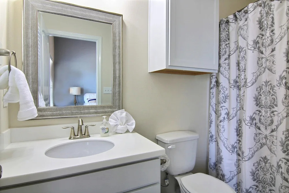Breezy Beach House 3 Bedrooms 2.5 Bathrooms Condo