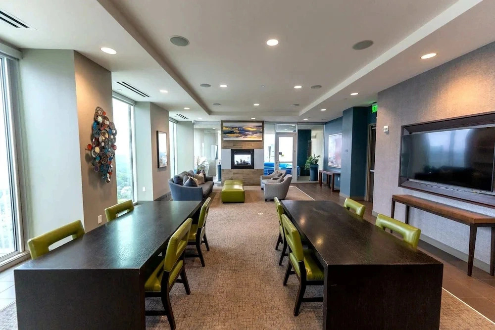 Midtown Atlanta 1BR Skyline Balcony Corner Suite by Piedmont Park Luxepad