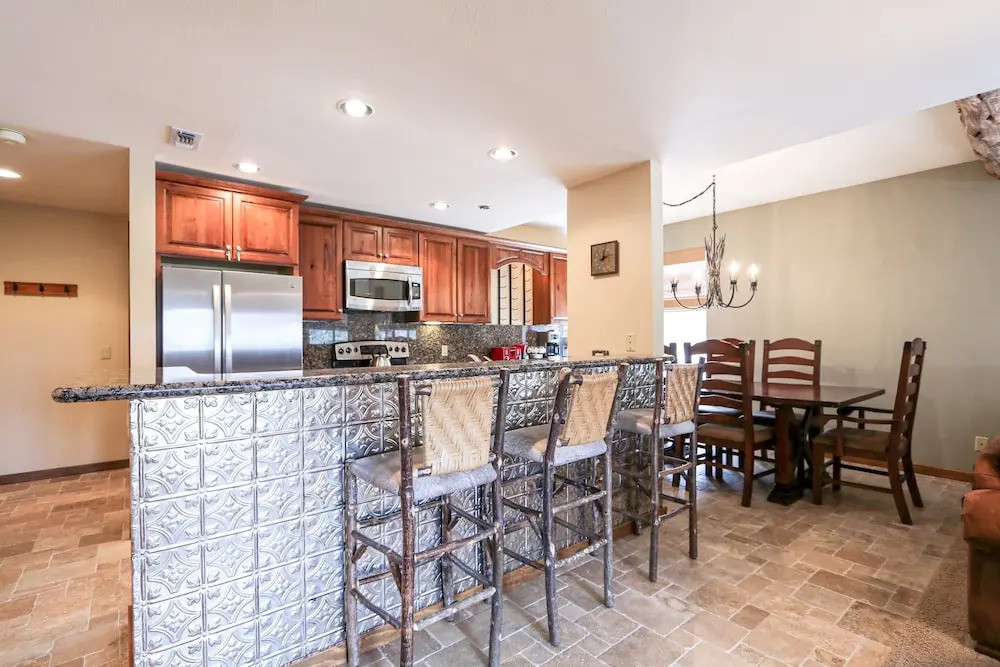 Silver Bear 22 Pet-Friendly, Cozy, Underground Parking, Walk to Canyon Lodge by RedAwning