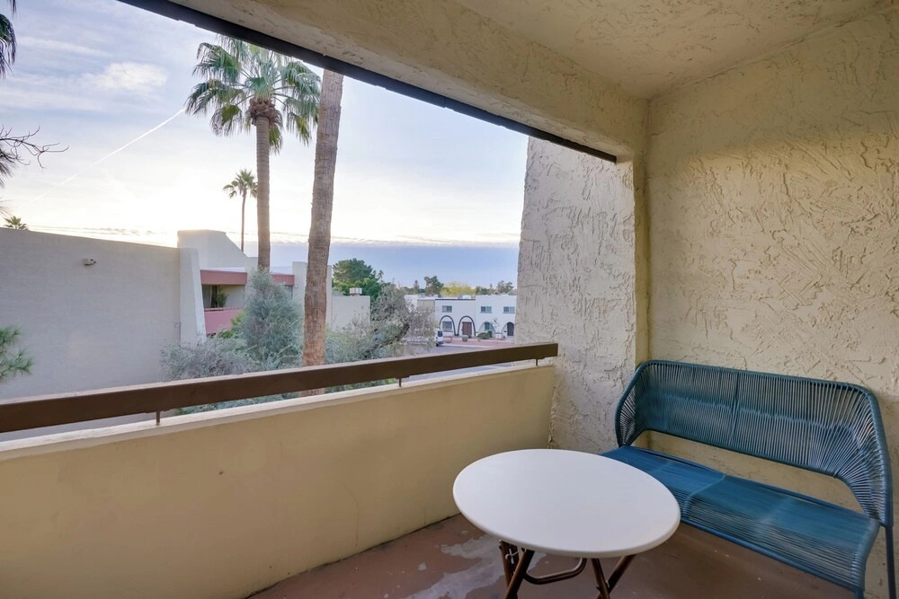 Fully Renovated! Walkable Old Town Condo