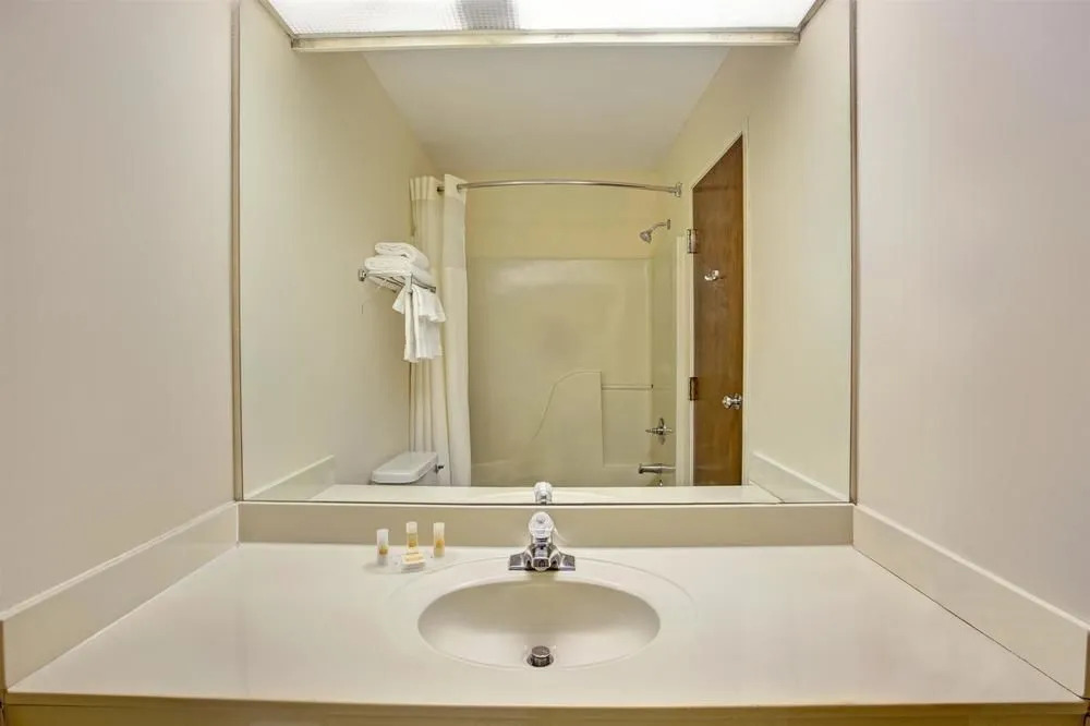 Days Inn & Suites Hickory