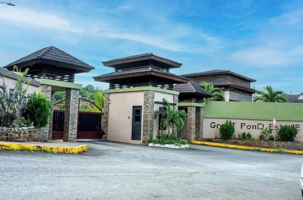 Luxurious 3-bedroom House in Ocho Rios With Private Entrance