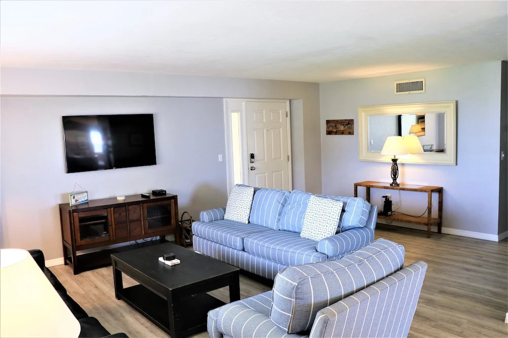 Jamaica Royale 203 Updated With A View! 2 Bedroom Condo
