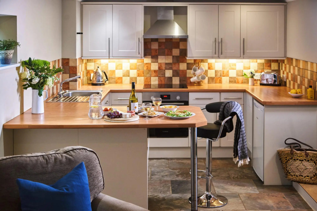 Swallows End – stylish bolthole with hot tub and pool in Dartmoor National Park