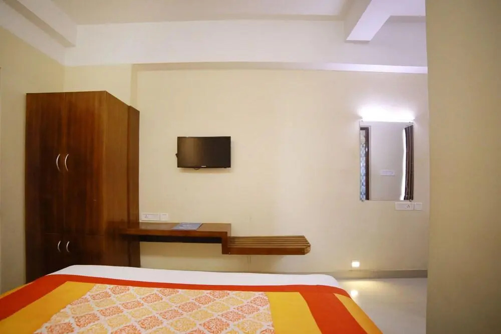 OYO 2300 Hotel The Platinum Inn