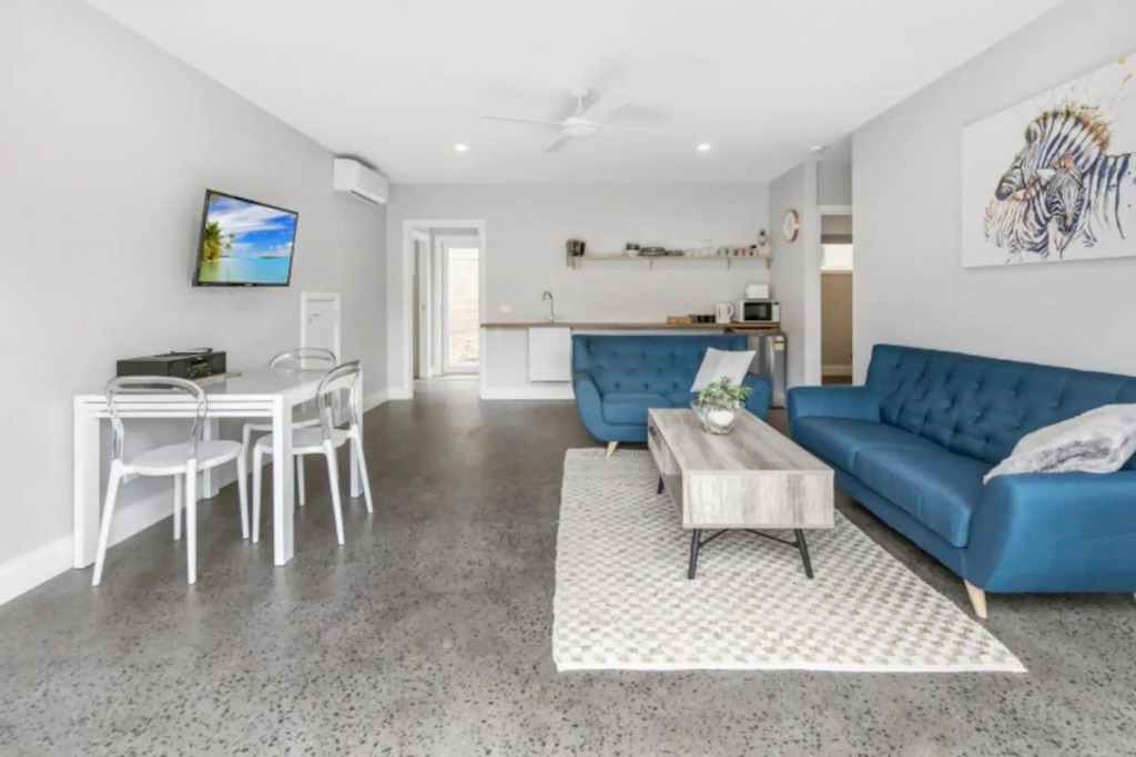 HALE KUPA Rye Beach House Spa Table Tennis