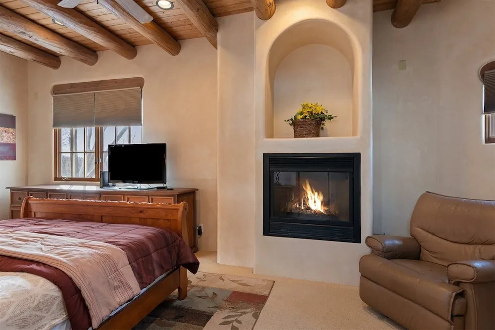 Art Haven - Stylish Southwestern Comfort, Walk to The Plaza
