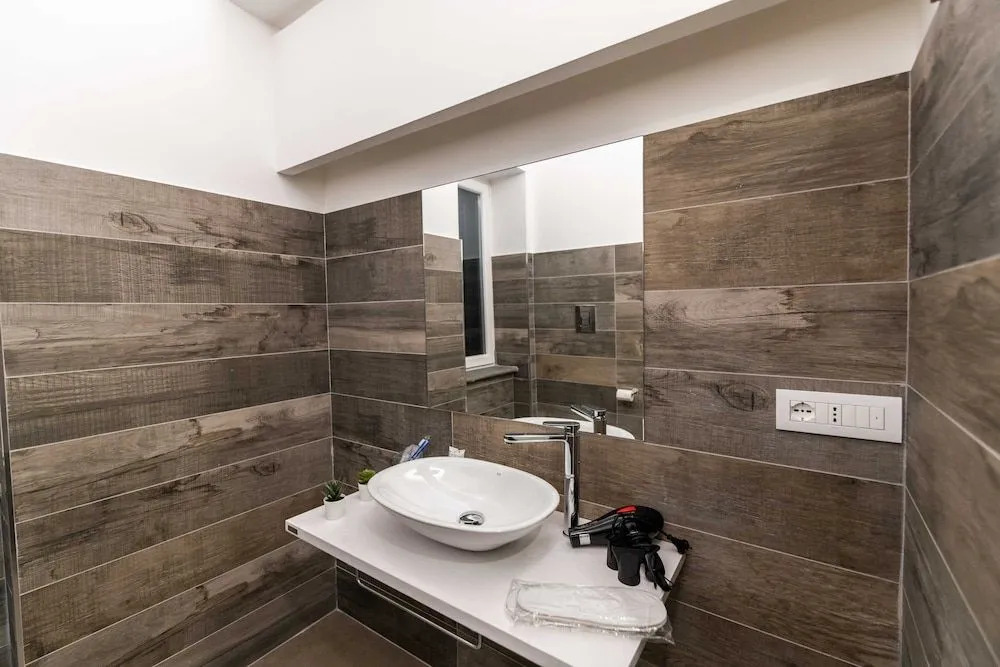 8 Rooms Hotel