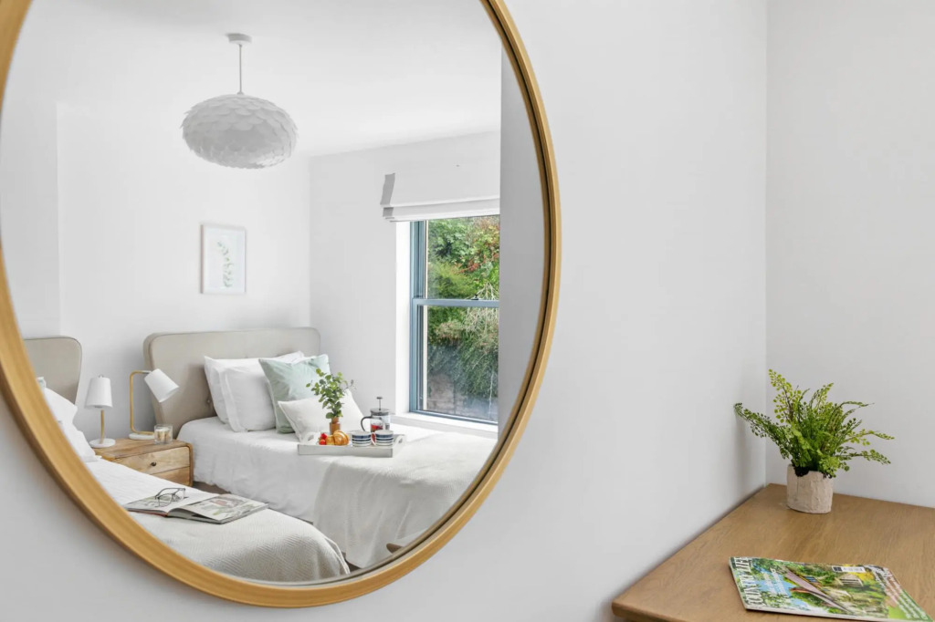 A7 Masts - Striking beachside apartment with beautiful sea views, private balcony and secure parking