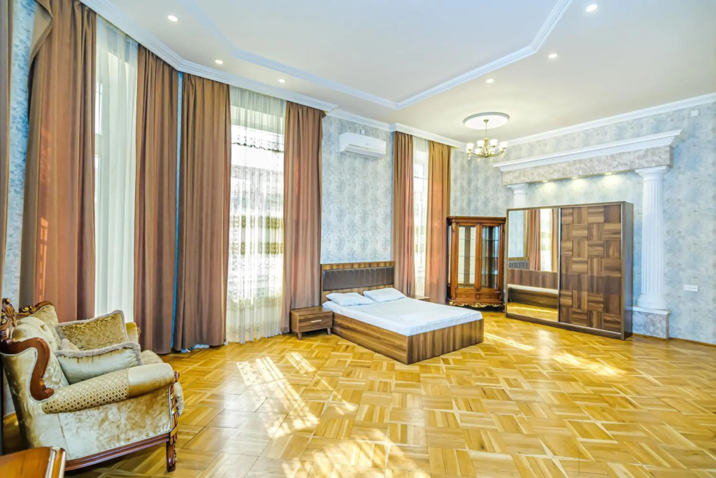Targovu 5 Room DeLuxe Apartment
