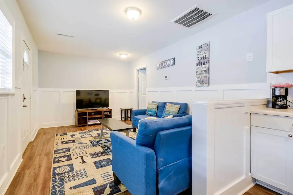 2 Mi to Barefoot Landing! 'bailey's Beach Cottage'