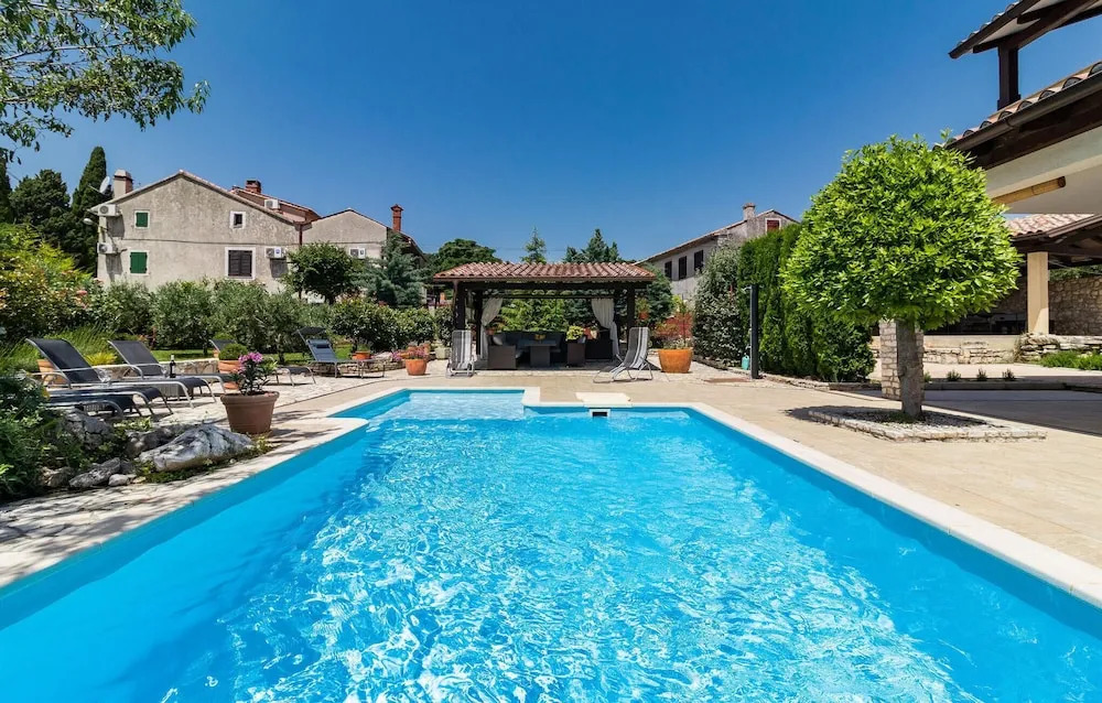 Nice Home in Manjadvorci With Outdoor Swimming Pool, Wifi and Outdoor Swimming Pool