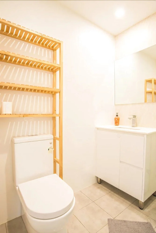 Spacious Central Apartment Walking Distance To Beach