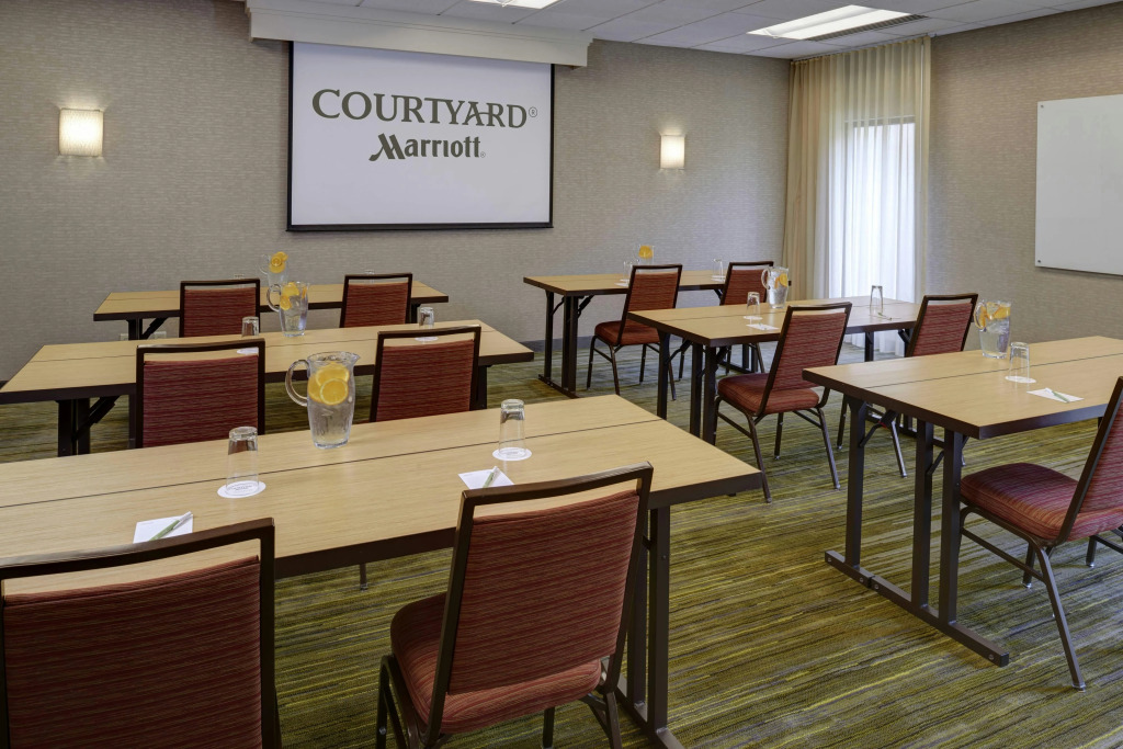 Courtyard by Marriott Indianapolis Airport